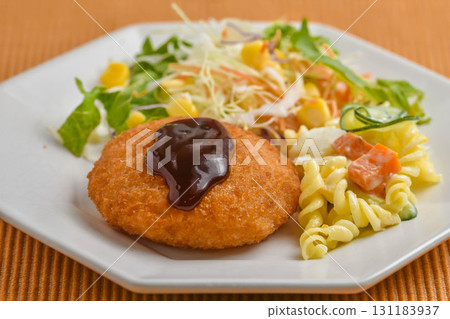 炸丸子和沙拉 131183937