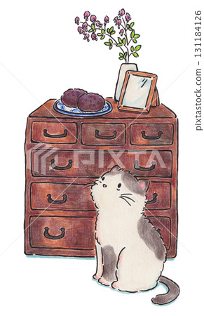 一隻貓看著飯糰的插圖 一隻貓看著飯糰的插圖 131184126