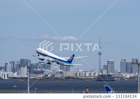 羽田機場、飛機起飛和東京大田區東京晴空塔的風景 131184134