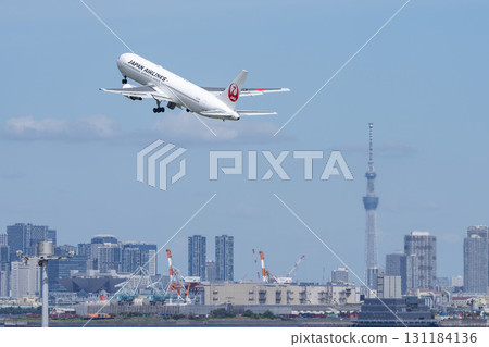 羽田機場、飛機起飛和東京大田區東京晴空塔的風景 131184136