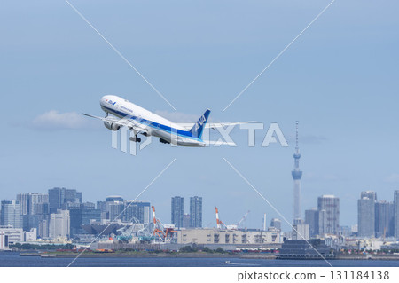 羽田機場、飛機起飛和東京大田區東京晴空塔的風景 羽田機場、飛機起飛和東京大田區東京晴空塔的風景 131184138