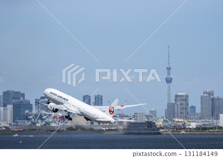 羽田機場、飛機起飛和東京大田區東京晴空塔的風景 131184149