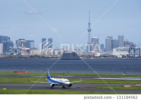 羽田機場、滑行的飛機和東京晴空塔、東京大田區景觀 131184562