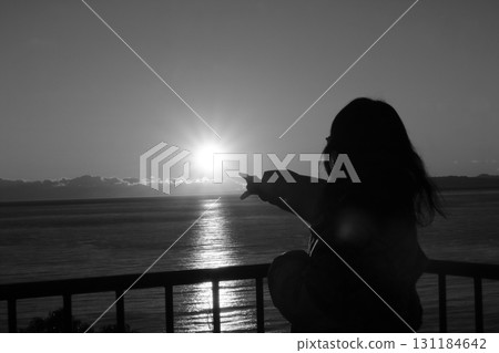 The sunset of the sea in Suruga Bay and the silhouette of a woman traveling alone The sunset of the sea in Suruga Bay and the silhouette of a woman traveling alone 131184642