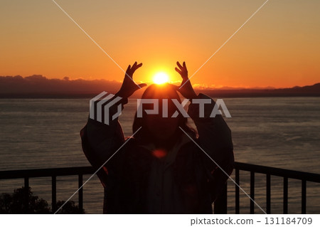 海上的日落和人們 131184709