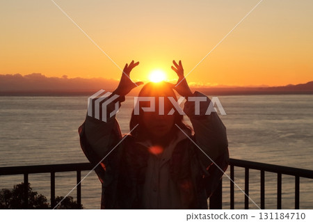 駿河灣大海的落日與獨自旅行的女人的側影 駿河灣大海的落日與獨自旅行的女人的側影 131184710