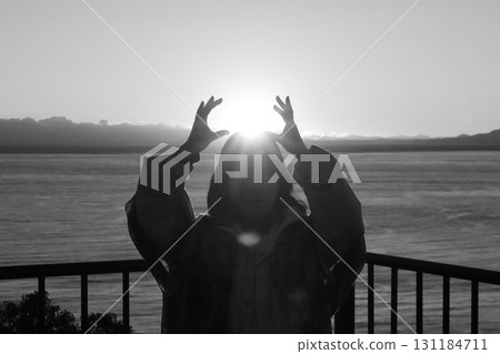 駿河灣大海的落日與獨自旅行的女人的側影 131184711