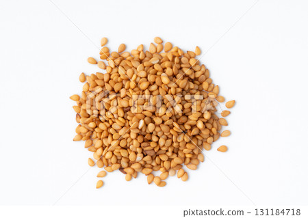 白色背景中的金芝麻（生芝麻） 131184718