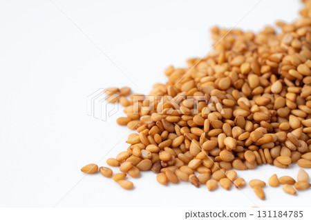 Close-up of golden sesame seeds (raw sesame seeds) 131184785