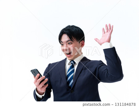 看智慧型手機的年輕商人 131184878