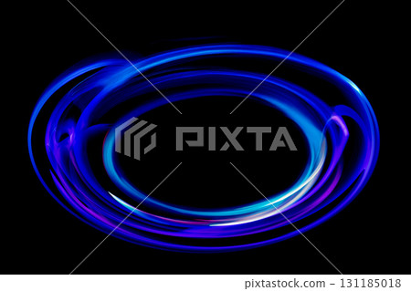 黑色背景上發光的藍色圓環 131185018