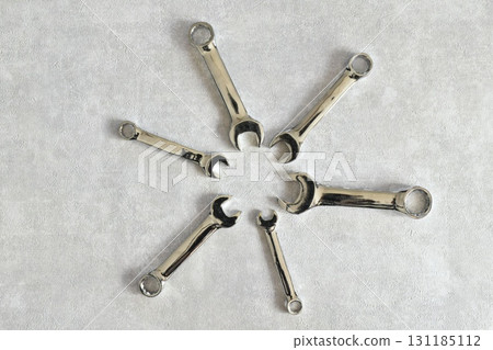 排列成圓圈的工具：扳手 131185112