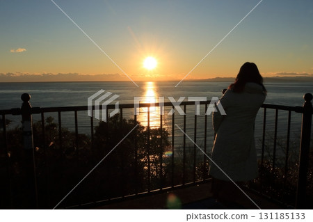 Woman looking at the sea 131185133
