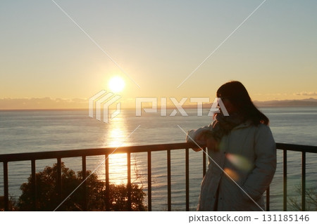 駿河灣大海的落日與獨自旅行的女人的側影 131185146