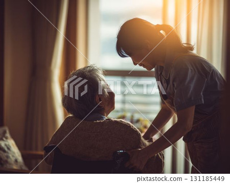 護理人員照顧老人的溫柔時刻 131185449