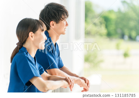 醫院和設施中穿著手術服的男性和女性醫務人員（護士、護理人員、護理人員） 131185785