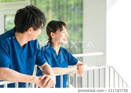 醫院和設施中穿著手術服的男性和女性醫務人員(護士、護理人員、護理人員) 醫院和設施中穿著手術服的男性和女性醫務人員(護士、護理人員、護理人員) 131185788