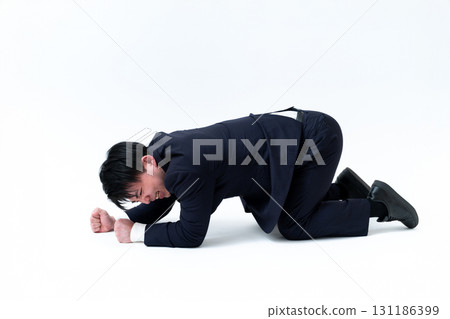 商人帶著痛苦的表情 131186399