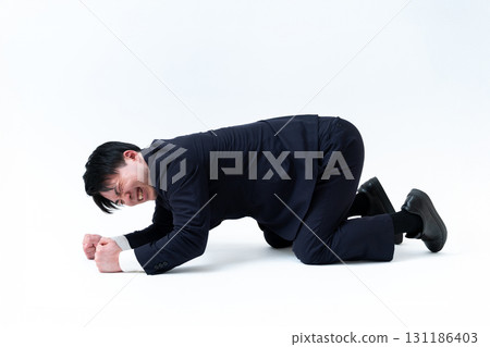 商人帶著痛苦的表情 131186403