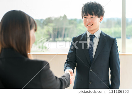商人在公司辦公室/會議室握手問候、自我介紹並簽署合約 131186593