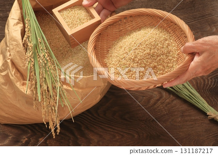 Brown rice 131187217