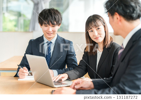 商人和女商人舉行會議、會面或討論 商人和女商人舉行會議、會面或討論 131187272