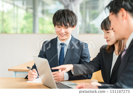 商人和女商人舉行會議、會面或討論 131187273