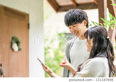 Couples and married couples who have come to stay at a guesthouse, cottage, or villa on vacation 131187698