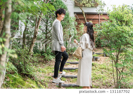 旅行中來到膳宿公寓、小屋或別墅的情侶 131187702