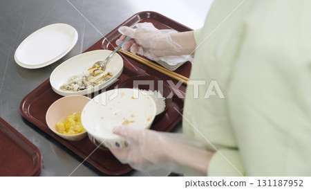 亞洲廚師為護理人員準備飯菜 131187952