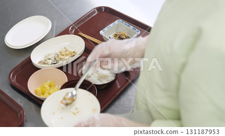 亞洲廚師為護理人員準備飯菜 131187953