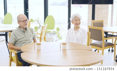 老人坐在安養院的休息室裡 131187954