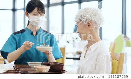 亞裔護理人員協助用餐 131187969