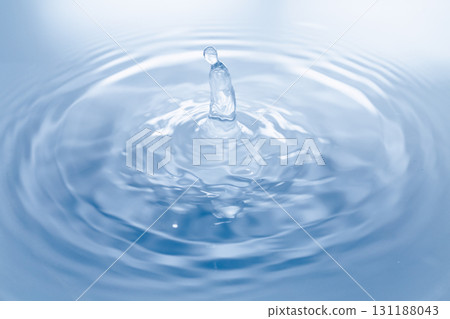 水滴落在水面上。 131188043