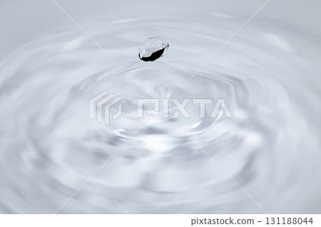 水滴落在水面上。 131188044