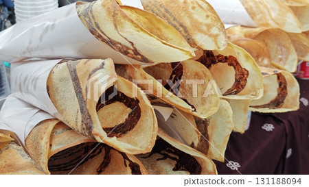 Crispy roti dressing with chocolate. 131188094