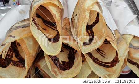 Crispy roti dressing with chocolate. 131188095