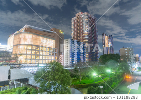 埼玉縣：川口站前的高樓公寓夜景 131188288