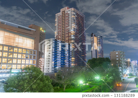 埼玉縣：川口站前的高樓公寓夜景 131188289