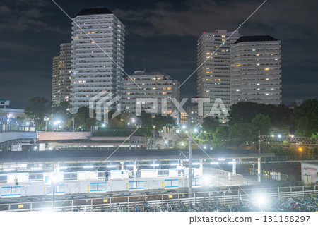 埼玉縣：川口站前的高樓公寓夜景 131188297