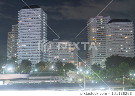 埼玉縣：川口站前的高樓公寓夜景 131188298