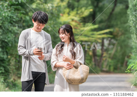 Young Asian men and women walking in tourist spots, couples, married couples (travel, sightseeing) Young Asian men and women walking in tourist spots, couples, married couples (travel, sightseeing) 131188462