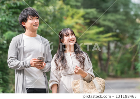 在旅遊景點散步的年輕亞洲男女、情侶、已婚夫婦(旅行、觀光) 在旅遊景點散步的年輕亞洲男女、情侶、已婚夫婦(旅行、觀光) 131188463