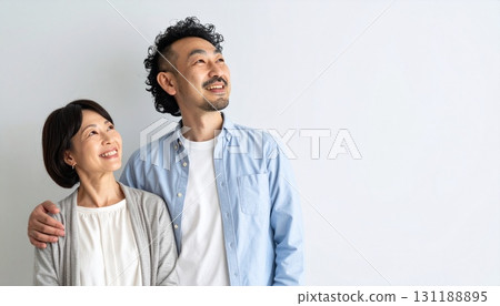 活躍的老年和中年夫婦 活躍的老年和中年夫婦 131188895