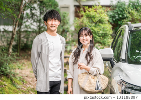 A couple who came to a guesthouse by car on a trip 131188897