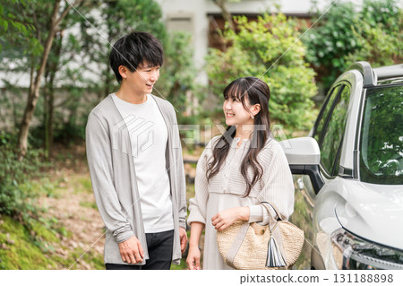 A couple who came to a guesthouse by car on a trip 131188898