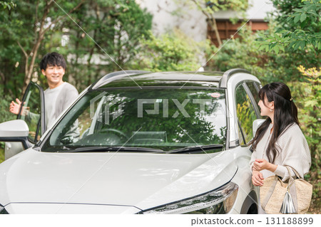 一對夫婦在旅行中開車來到膳宿公寓/小屋 131188899