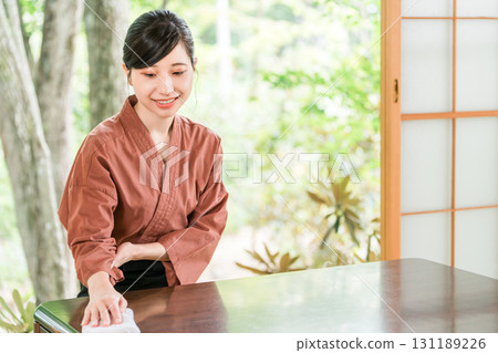 在老字號溫泉旅館、高級旅館、旅館工作的中井小姐和女房東 在老字號溫泉旅館、高級旅館、旅館工作的中井小姐和女房東 131189226