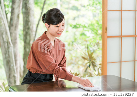 Nakais and proprietresses working at long-established hot spring inns, luxury inns, and temple lodgings 131189227