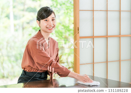 在老字號溫泉旅館、高級旅館、旅館工作的中井小姐和女房東 在老字號溫泉旅館、高級旅館、旅館工作的中井小姐和女房東 131189228